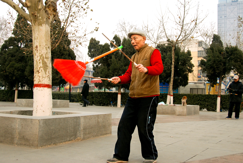 刘斧修 《玩起扫帚也健身 》 （优秀奖）.jpg